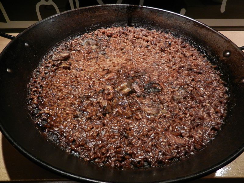 Paella de chipirones y alcachofas